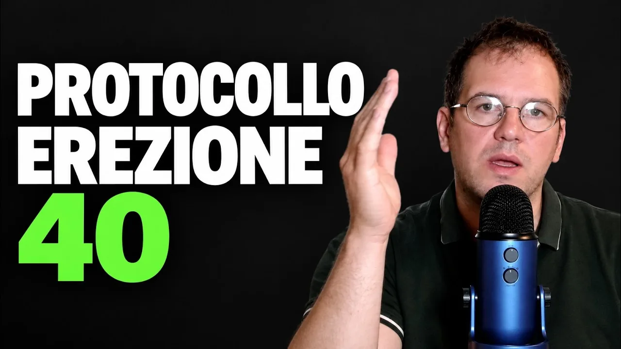 Integratori per l’uomo dopo i 40 anni, miniatura del video: il presentatore davanti a un microfono blu